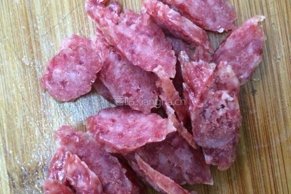 腊肠炒芽菜的做法图解2