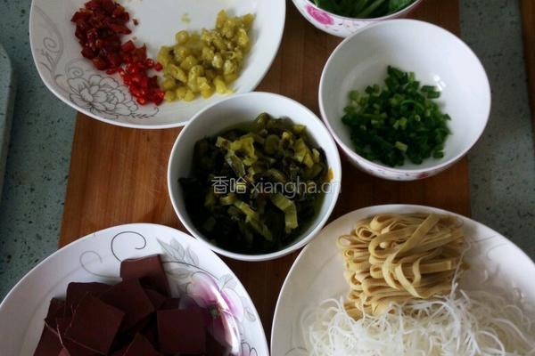 酸辣鸭血粉丝汤的做法图解1