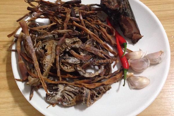 笋干炖腊肉的做法图解1