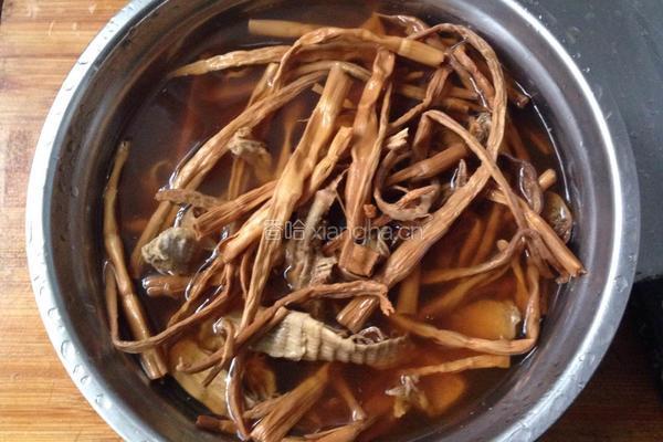 笋干炖腊肉的做法图解2