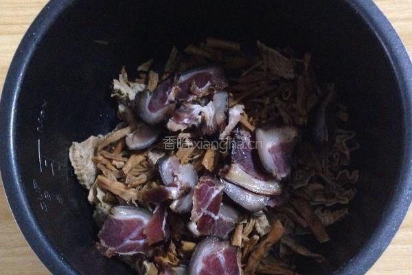 笋干炖腊肉的做法图解5