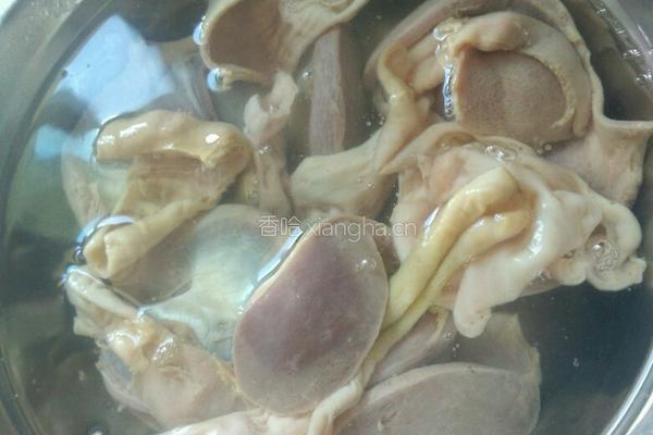 酸豆角辣椒炒鸡肾的做法图解2