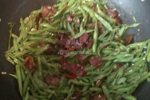 四季豆炒腊猪肠的做法图解4