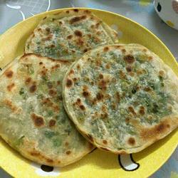 饺子皮新吃法～饺子皮葱油饼的做法[图]