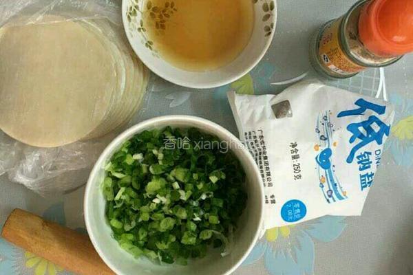 饺子皮新吃法～饺子皮葱油饼的做法图解1