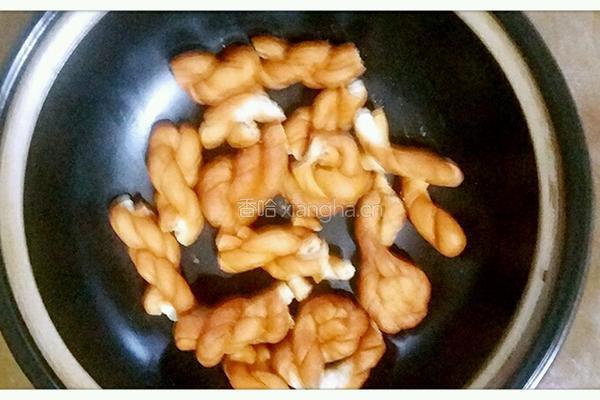 麻花肥肠煲的做法图解3