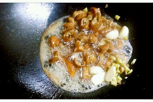 麻花肥肠煲的做法图解6