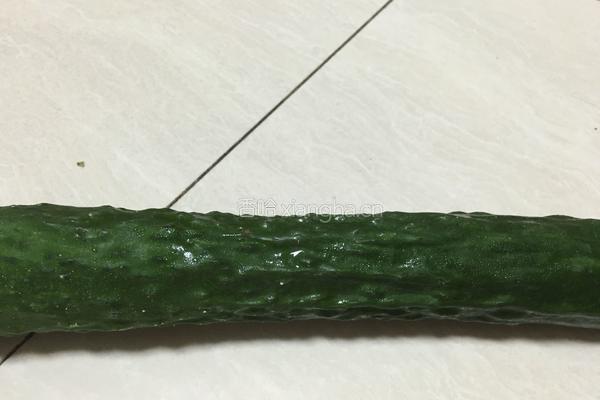 蒜泥黄瓜的做法图解1