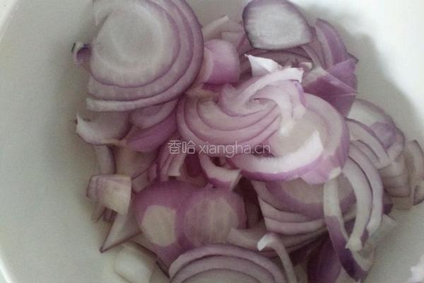 凉拌洋葱的做法图解1