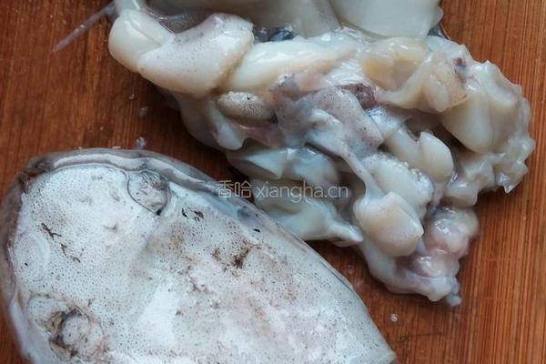 青椒炒目鱼的做法图解1