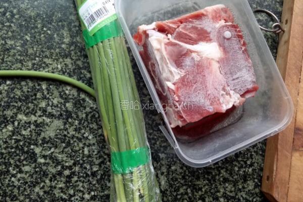 羊肉炒蒜薹的做法图解1