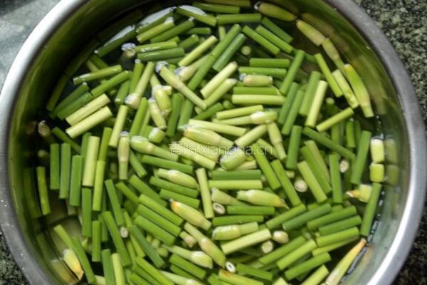 羊肉炒蒜薹的做法图解2
