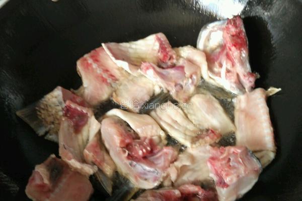 鱼骨架豆腐汤的做法图解3