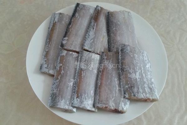 油炸带鱼段的做法图解1
