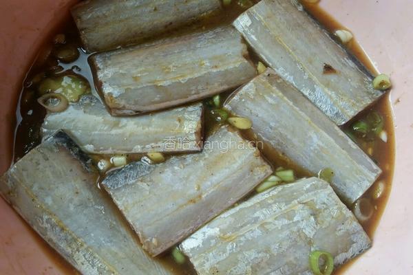 油炸带鱼段的做法图解4