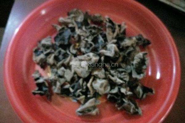 木耳炒鸡蛋的做法图解1