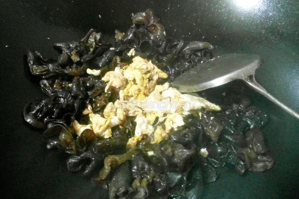 木耳炒鸡蛋的做法图解6