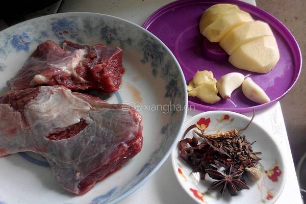 砂锅牛肉炖土豆的做法图解1