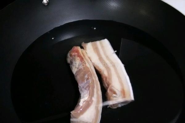 蒜苗回锅肉的做法图解1