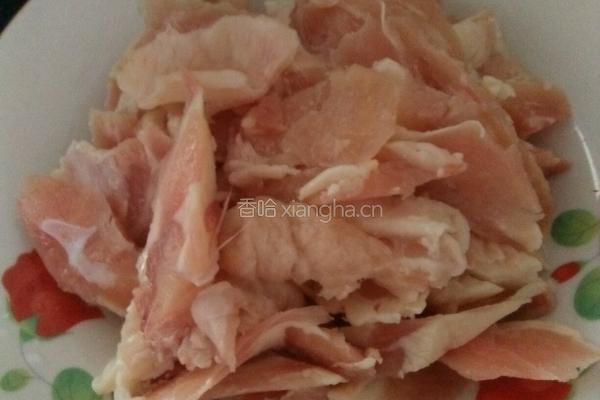 青椒粉皮炒鸡腿肉的做法图解1