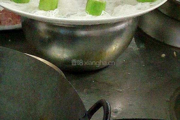 蒜蓉粉丝蒸丝瓜的做法图解2