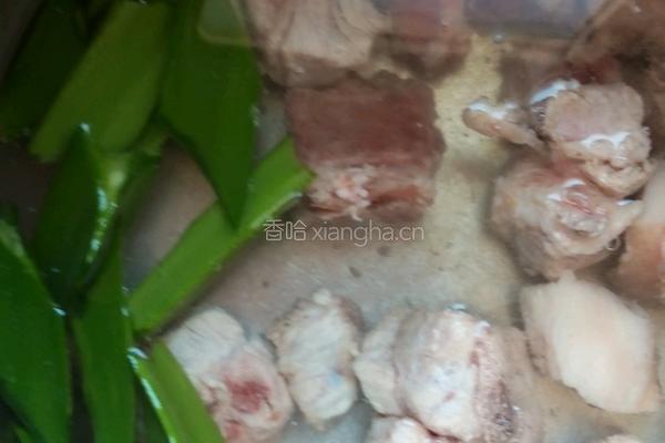 排骨火龙果枝的做法图解2