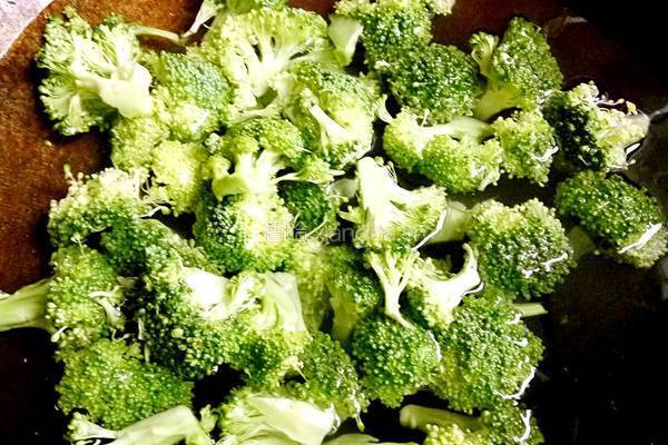 西蓝花木耳胡萝卜炒鸡肉片的做法图解2