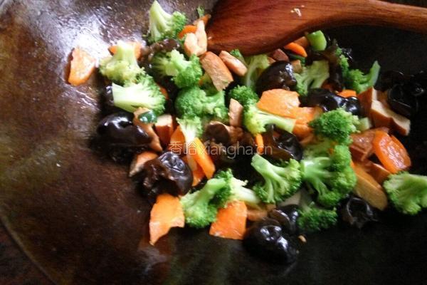 西蓝花木耳胡萝卜炒鸡肉片的做法图解6