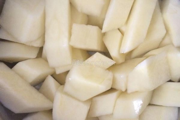 土豆炖鸡块的做法图解2