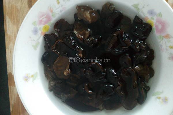 凉拌木耳黄瓜卷的做法图解1