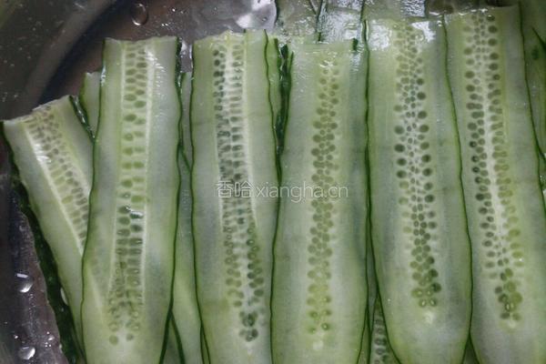 凉拌木耳黄瓜卷的做法图解8