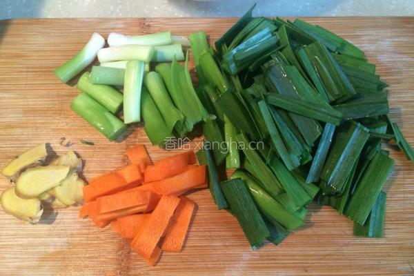 牛肉炒大蒜的做法图解2
