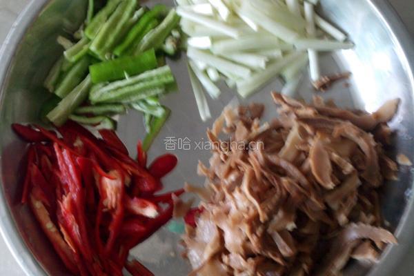 韭黄笋干炒肉丝的做法图解3