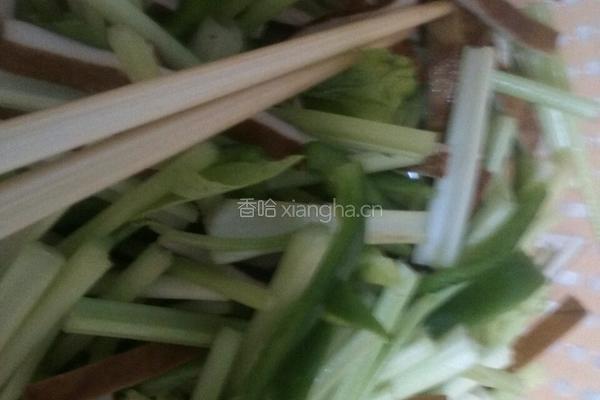 芹菜辣椒炒豆干的做法图解1