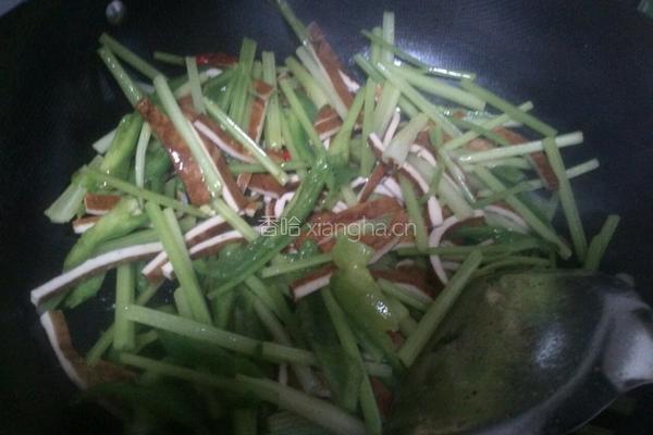 芹菜辣椒炒豆干的做法图解3