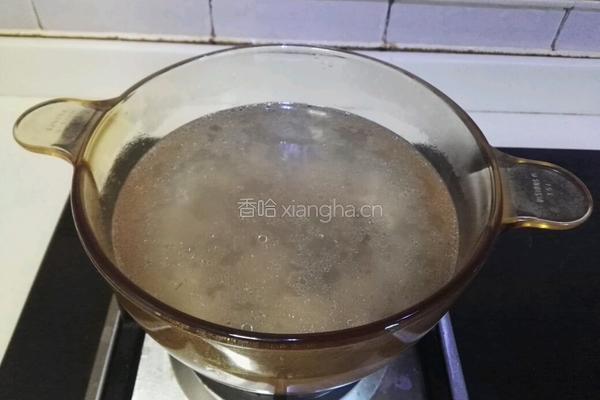 荔枝菌排骨汤的做法图解3