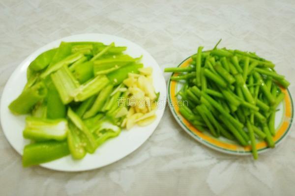 青椒压空心菜杆的做法图解2
