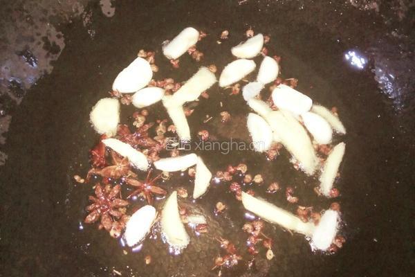 老干妈香肠土豆片的做法图解2