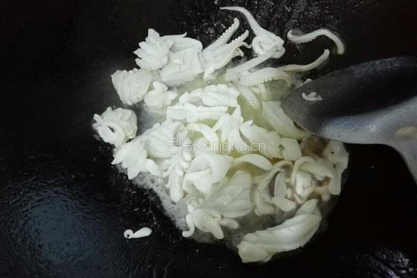 鲜鱿鱼炒丝瓜的做法图解4