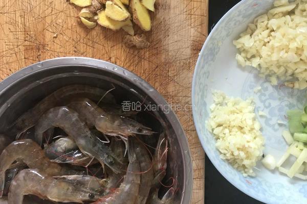 啤酒焖红虾的做法图解1