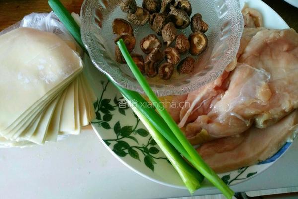 香菇鸡肉馄饨的做法图解1