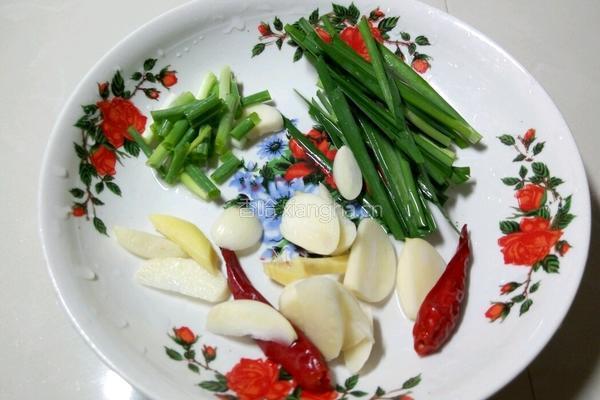 韭菜土豆丝的做法图解3