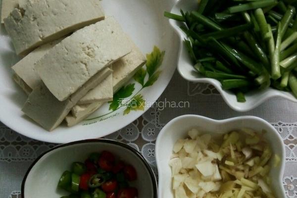 豆腐炒韭菜的做法图解1