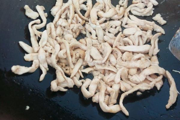 洋葱炒鸡肉条的做法图解3