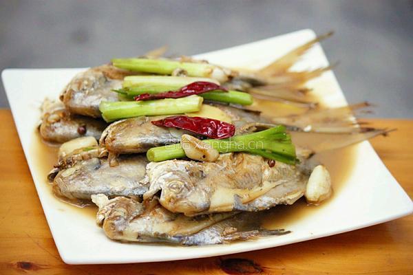 家常烧小鲳鱼的做法图解11