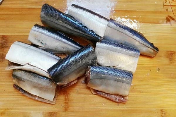 香煎秋刀鱼的做法图解2