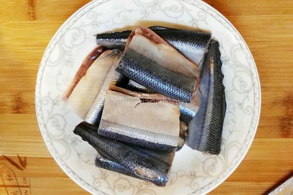 香煎秋刀鱼的做法图解3