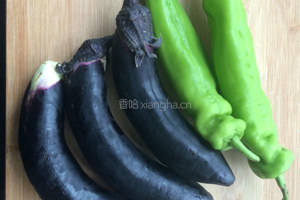 尖椒炒茄子的做法图解1