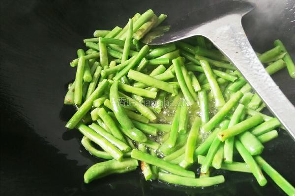 干煸辣椒豆角的做法图解3