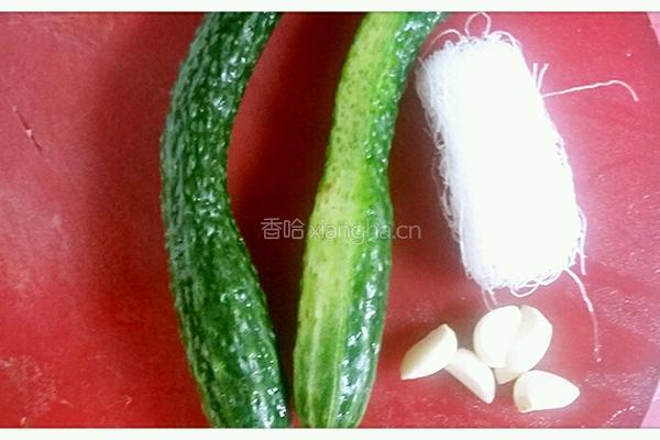 酸辣黄瓜粉丝的做法图解1